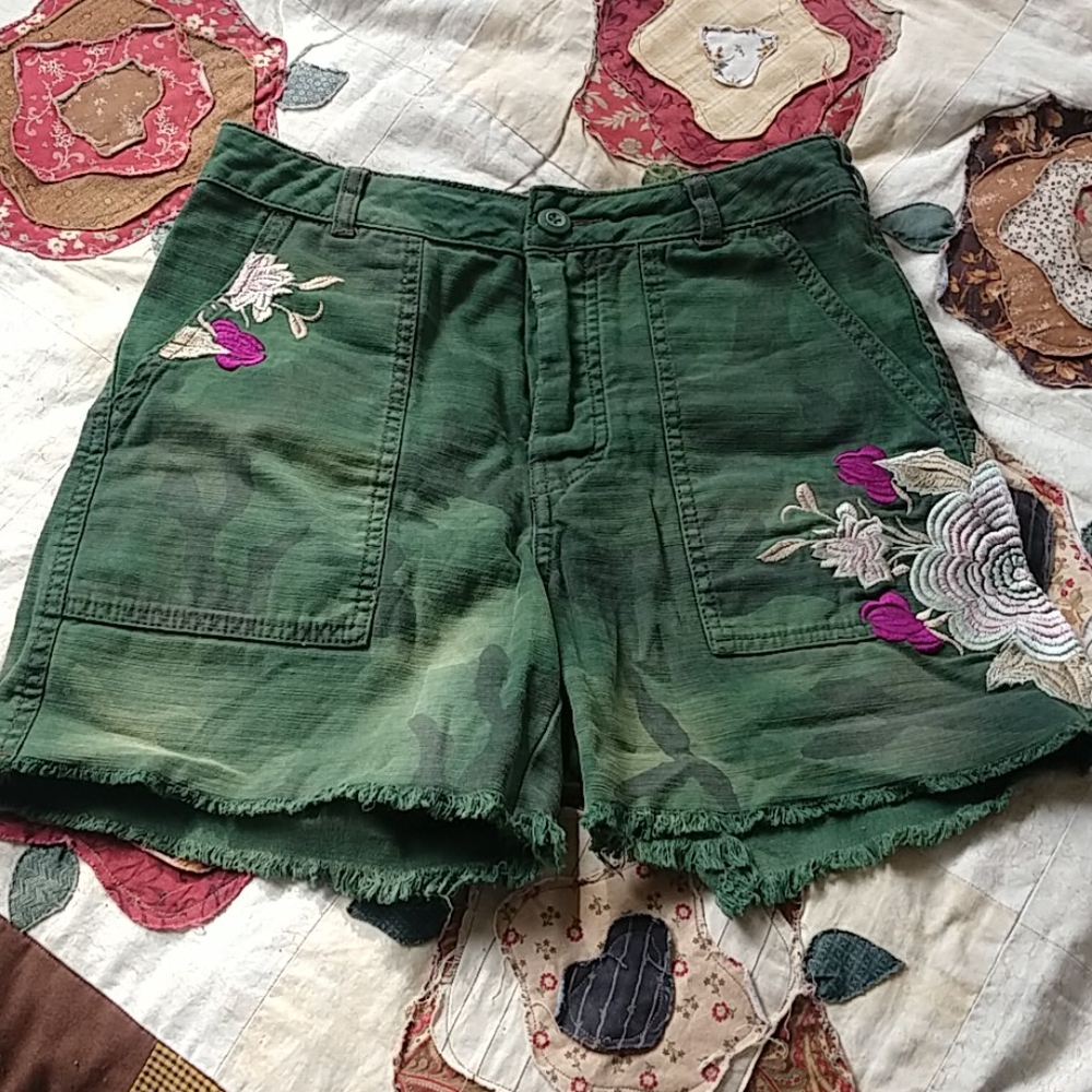 Free People boho embroidered camo shorts Sz 2